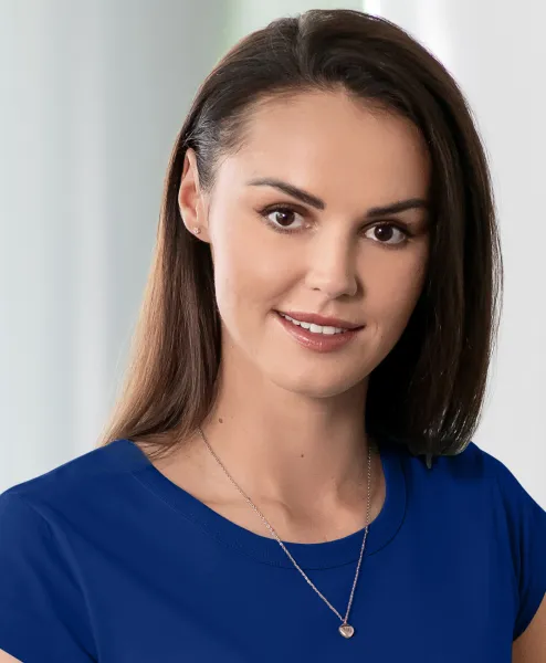 Patvarūs moteriški marškinėliai - Gilesnė apvali iškirptė