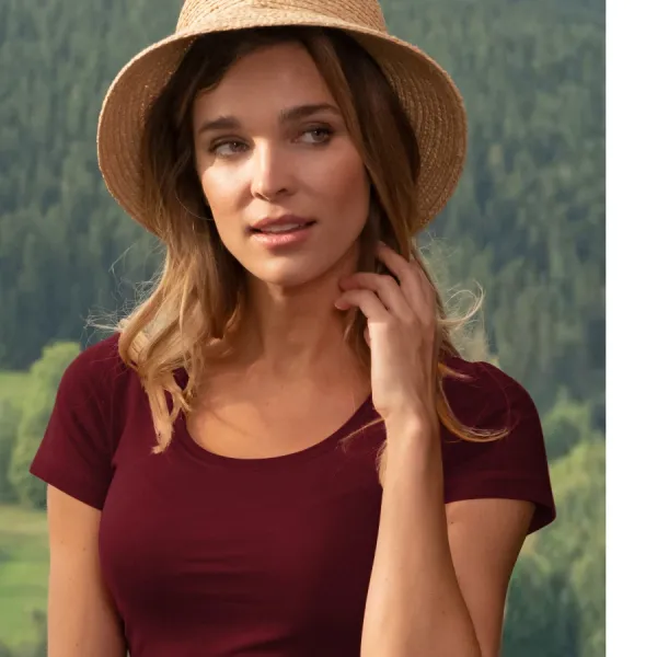 Moteriški marškinėliai su dekoratyviniais siūlais - Gili apvali iškirptė